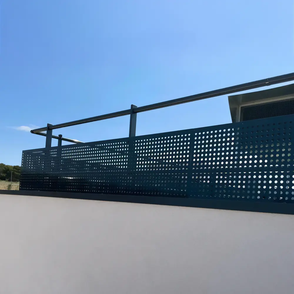 garde-corps décoratif en aluminium Barrial pour toiture terrasse technique