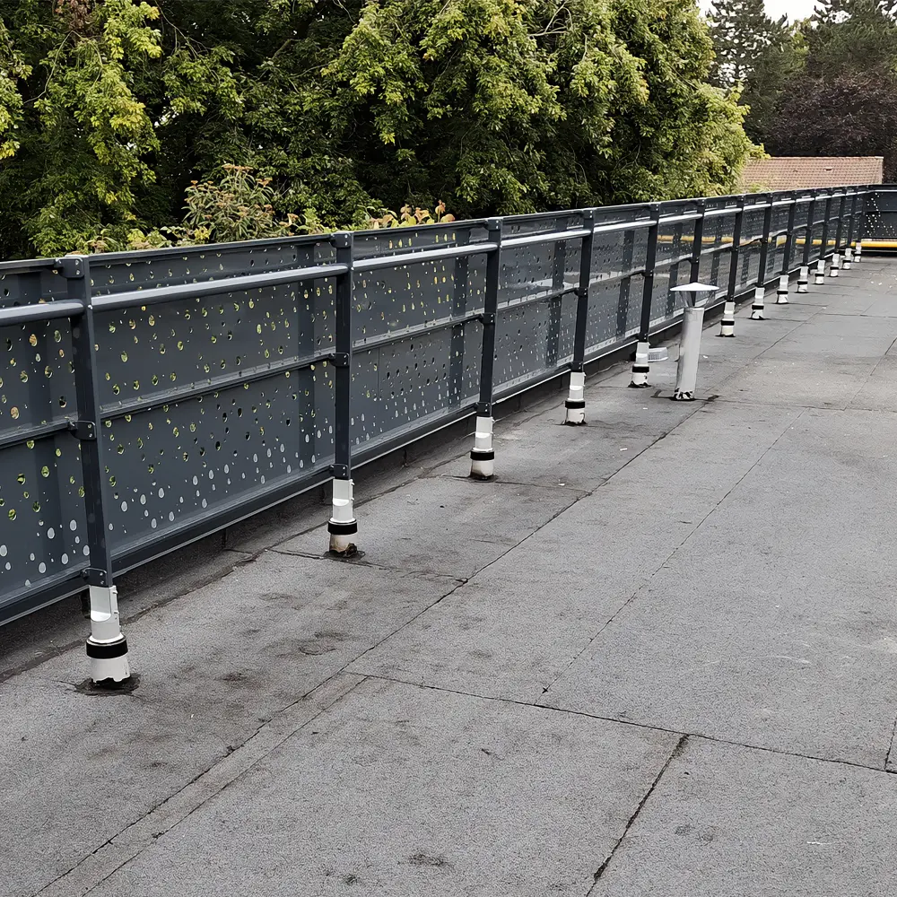 garde-corps de sécurité en aluminium Barrial décor remplissage tôlé chantier