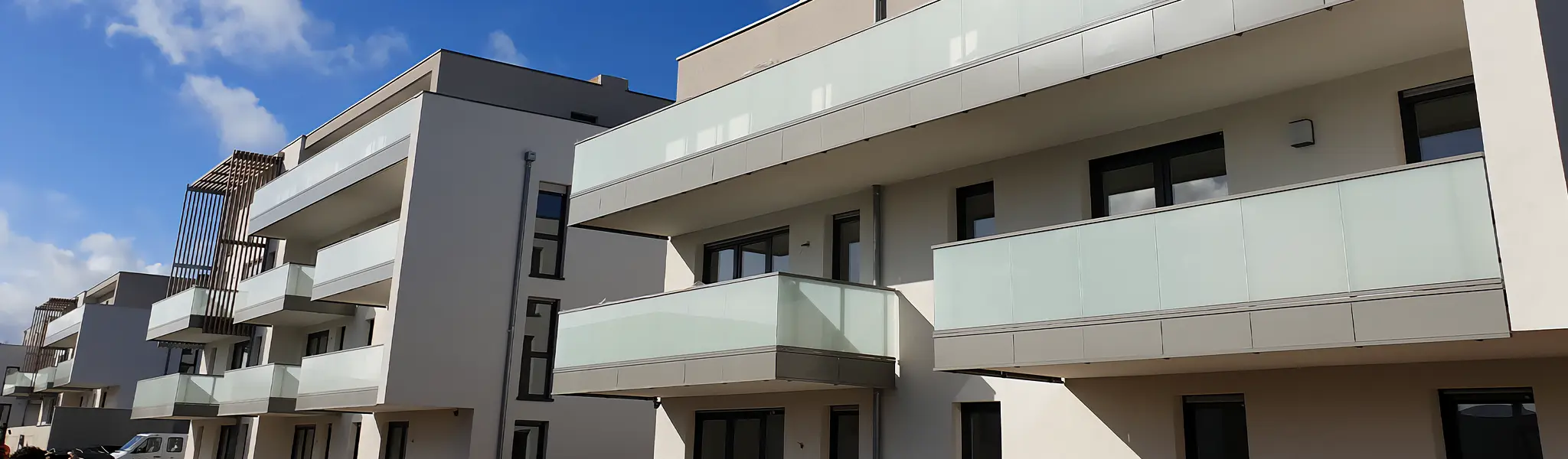 Panorama : Système de garde-corps en aluminium pour toiture-terrasse accessible et balcon
